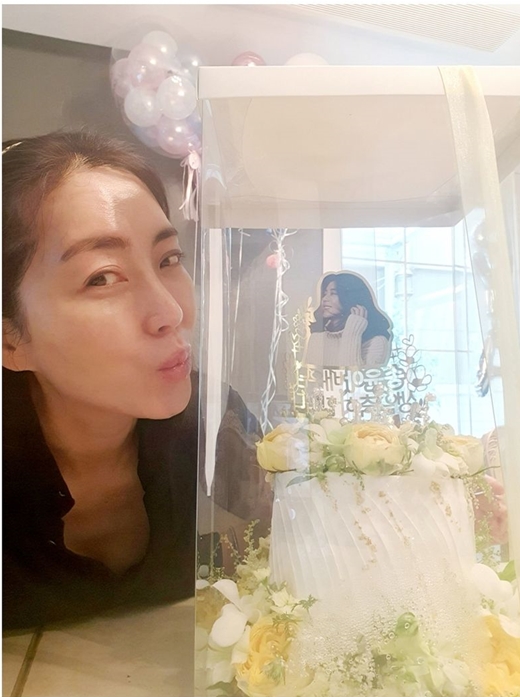 Actor Song Yoon-ah, 48, has delivered a thank you greeting to fans for her birthday.Song Yoon-ah said on his birthday, I am a very indifferent person to taking my anniversary.I can not think of it, he said. I was just surprised that many people celebrated this time, so I was more impressed and welcomed Thank You birthday. Song Yoon-ah said, My frames full of sincerity and effort. Cakes like pretty flowers and works. Hand letters filled with heart.Its so lovely that I can not help but feel the love of my son and my beautiful 12-year-old girl. What do I give you a great love for Erie?What can I do for my friends? Its a night of deepening concern.I love you p.s. I have already left Seoul and the gifts I sent after that have contacted my family members well. The picture together is of Song Yoon-ah smiling brightly, surrounded by birthday presents, commemorative flowers and balloons; Song Yoon-ahs face is full of happiness.Fellow entertainers also celebrated Song Yoon-ahs birthday photo with comments such as Happy Birthday to a precious Sister and Happy Birthday to Sister Allerview.