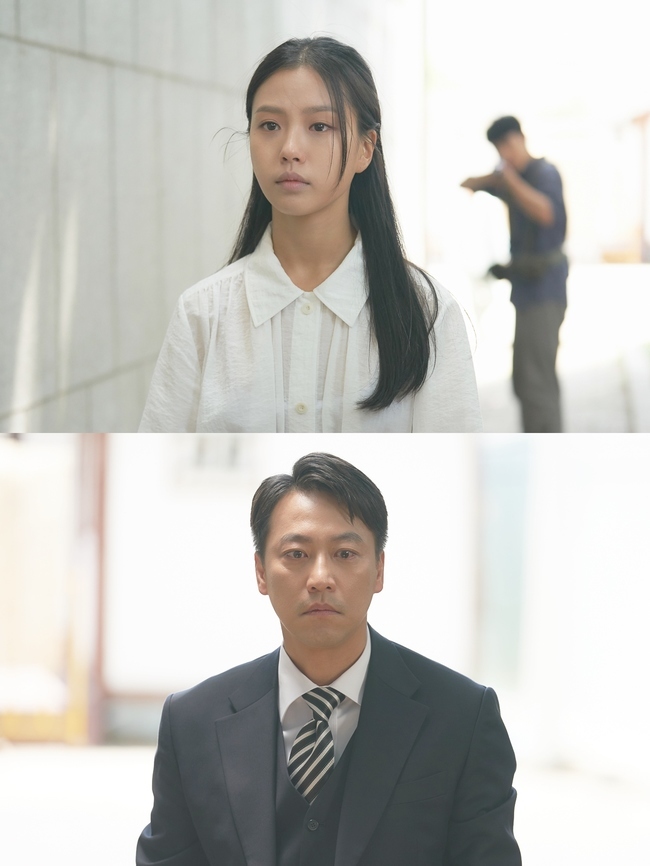 Go Min-si faces crisisIn the final episode of KBS 2TVs drama The Youth of Wu Yue (played by Lee Kang/director Song Min-yeop), which will be broadcast on June 8, Go Min-si (played by Hwang Hee-tae) and Oh Man-seok (played by Hwang Gi-nam), whose anger toward her has soared to the extreme.Previously, Hwang Hee-tae (Oh Man-seok) managed to escape from Hwang Gi-nams study with the help of the wool Song Hae-ryong (Shim Lee-young), and was able to reunite with Kim myeong-hee (Go Min-si).Hwang Gi-nam, who was angry about this, revealed his eyes full of life to Song Hae and predicted blue.In the photo released on the 8th, there was a picture of Kim myeong-hee and a mysterious figure pointing at her muzzle.Kim myeong-hees gruesome expression makes him even more tense because he can not tell if he knows the situation in danger.In the meantime, Hwang Gi-nam, who is in shock, blushes his eyes and stands as if he can not believe it.He has been living for his own success so far, and he is interested in why his feelings are so disturbed.