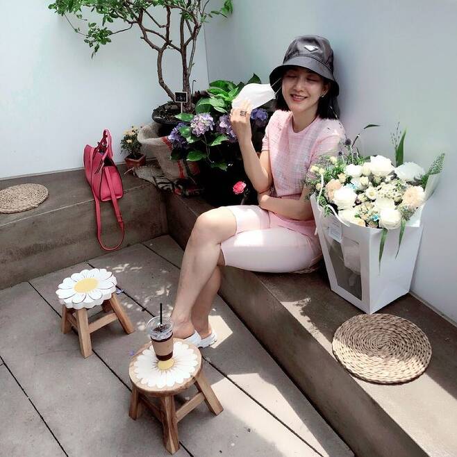 Singer Sea, a native of S.E.S., has reported on her recent situation.Sea posted a picture on her SNS on the 8th, saying Thank you.The photo showed Sea smiling, who received the flower, and the netizens speculated that Husband presented it.In particular, he gave birth to a daughter at the age of 41 (based on Korean age) last year, saying, Low carbon godan (low carbohydrate high protein) with exercise, he said, starting his diet and telling him of his recent success.The netizens who saw this expressed their envious hearts to the beauty of flowers and the slim Sea.Sea married a 10-year-old catering businesswoman in March 2017, and held her first daughter in her arms in September last year; she is currently working as one of MBNs Voice King judges.=