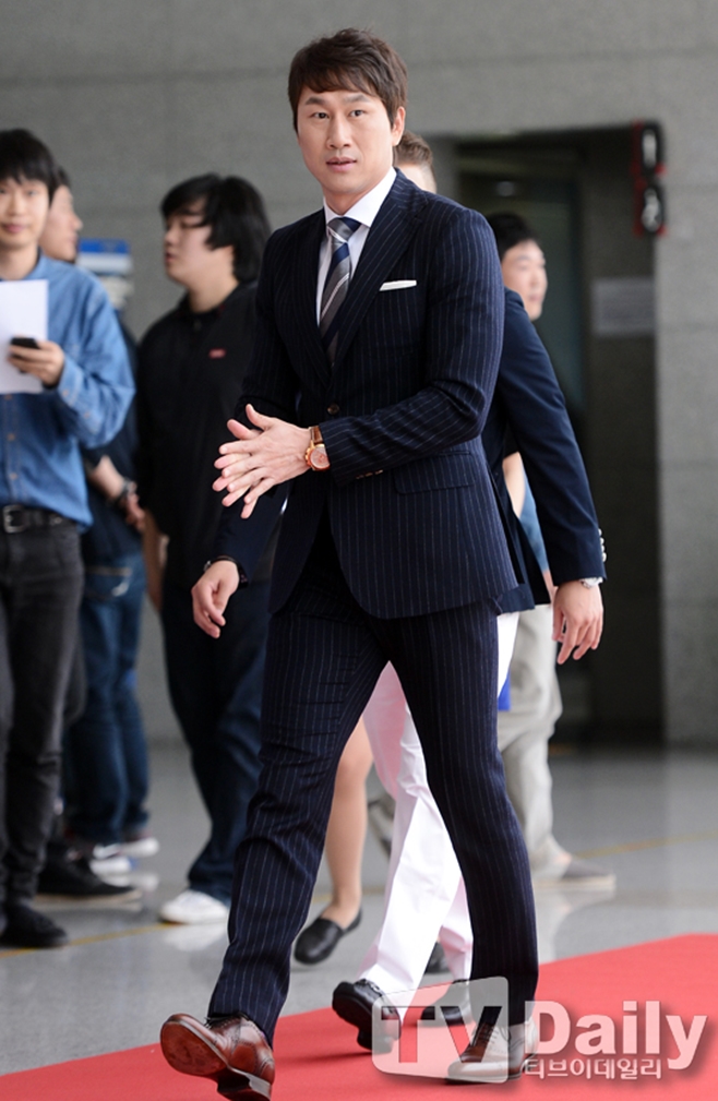 With former Incheon United States of America director Yoo Sang-chul dying after a pancreatic cancer battle, Condolences waves are continuing in entertainment industry.According to the Incheon United States of America team, Yoo Sang-chul, who was battling a pancreatic cancer, died at Seoul Asan Hospital on July 7.In 2019, he was diagnosed with Pancreatic cancer and has been struggling with the disease, but it was reported that he died after cancer cells spread to the brain.Until recently, JTBC entertainment program I have to unite and appeared to recover, so the sudden death news of Yoo Sang-chul was shocked by the public.In his death, his colleagues in the soccer world as well as entertainment industry recall the deceased and convey the will of Condolences.First, Kim Jae-wook posted on his Instagram account, Thank you so much for making unforgettable memories until I die in my life, I hope you rest in peace.Harisu also said, I wish you the best of the three deceased.Choi also expressed his condolences, saying, Thanks to my gratitude, I was able to walk the streets, laugh and shout happily.Lee Yoon-ji said, I will not forget you, Yoo Sang-chul player.Jung Soon-joo, an announcer, posted a video interview with Yoo Sang-chul, saying, I am so heartbroken that I can recall the day.I will pray with my heart to be happy in the sky. Yoo Sang-chul, who started his professional career in 1994 in the Ulsan modern era, also entered the JUEFA Champions League and played in Yokohama F. Marinos, Kashiwa Reisol.He boasts outstanding skills in all positions except goalkeepers and was selected as the best-ever KUEFA Champions League in all categories including defenders, midfielders and strikers.In particular, Yoo Sang-chul is one of the leading players in the 2002 World Cup semi-finals of Korea and Japan.He led the countrys first World Cup win in the first match against Poland, and was also named the official best-even in the Korea-Japan World Cup.Yoo Sang-chul was active as a leader in Chuncheon Machinery Industry High School, Ulsan University, Daejeon Citizen, Jeonnam Dragons, and Inchon United States of America after finishing his career in 2006 in Ulsan Hyundai.He was diagnosed with Pancreatic cancer stage 4 during his tenure as Director of the United States of America.However, without putting the baton to the end, it miraculously succeeded in the UEFA Champions League in the first part of the team.Yoo Sang-chul, who tried to show a bright appearance during the battle, prays for the spiritual face of Yoo Sang-chul, who became a star of the sky.The funeral hall is located in Room 30 of the Seoul Asan Hospital, and the funeral hall is located on the 9th.