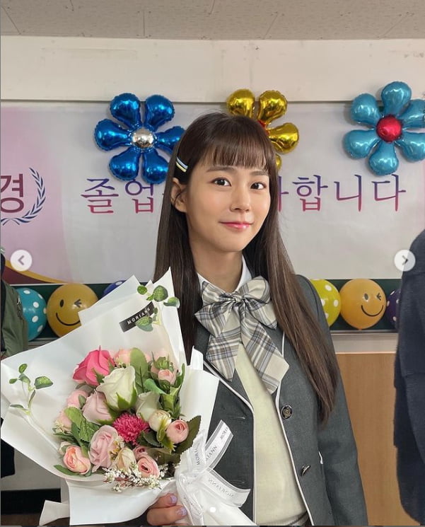 Han Seung-yeon, a member of the group Kara, reported on his recent situation.Han Seung-yeon posted a photo of The Graduate and uniform on his instagram on the 9th.The netizens who encountered it commented, My sister is a foul .., It is so cute, No ... is it true during my sister!Meanwhile, the web drama Life Dum She starring Han Seung-yeon is released every Thursday and Friday at 6 pm.Photo: Han Seung-yeon SNSa fairy tale that children and adults hear togetherstar behind photoℑat the same time as the latest issue