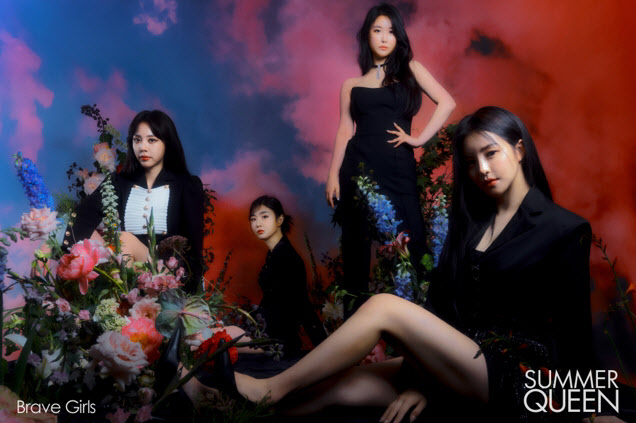 On this day, private sector and Yuna in personal image posted on the official SNS account of Brave Entertainment, their company, leaned on their arms and emitted chic eyes.Yu-Jeong and Eunji showed off their visuals with poses and facial expressions reminiscent of beauty pictorials.The group Image featured members wearing black costumes and creating an elegant atmosphere.Through this, it attracted fans attention by revealing a distinctly different charm from the version of India Summer, which emphasized the coolness that suits the summer.Brave Girls will release their new mini album India Summer Queen on the 17th and make a comeback.It is the first album to be released after winning the popularity by succeeding in reverse running on the soundtrack chart with Rollin and We Ride.