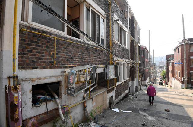 광명에서 50년 넘게 살고 있는 김선이(가명) 할머니가 지난해까지 거주했던 광명1동(재개발 2구역)을 지난 2일 둘러보고 있다. 김 할머니는 '광명 뉴타운' 개발로 두 번이나 살던 곳에서 밀려났고, 다음달 세 번째 이사를 앞두고 있다. 홍인기 기자