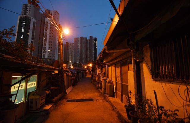 뉴타운 개발 구역으로 지정돼 주민들의 이주와 철거를 앞두고 있는 광명시 철산 3동 쪽방촌. 동시다발 개발로 인해 광명의 전셋값은 천정부지로 뛰었고, 이곳의 거주자들은 어디로 가야 할지 막막하기만 하다. 홍인기 기자