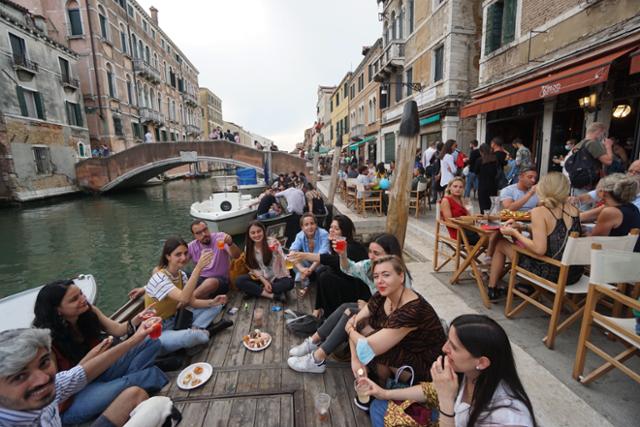 이탈리아의 베네치아가 코로나19 확산 위험이 낮은 '화이트존'으로 분류되면서 제한조치가 완화된 7일 관광객들이 식당에 모여 있다. 베네치아=EPA 연합뉴스