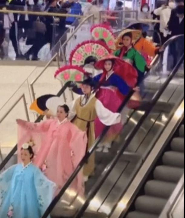 10일 한 온라인 커뮤니티 사이트에 올라온 '중국 연변에서 열린 조선족 패션쇼'란 제목의 영상 일부로, 중국 연변의 한 종합쇼핑센터에서 시민들이 한복을 입은 채 줄지어 내려가고 있다. 온라인 커뮤니티 캡처