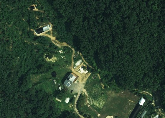 2015년에 찍힌 과천시 과천동 육회장과 H건설 소유 땅 일대의 항공사진. 이 때만해도 주택 북쪽에 나무가 빽빽하게 심겨있다. [국토정보맵]