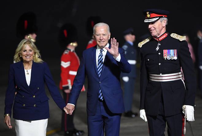 조 바이든 미국 대통령이 G7 정상회의 참석을 위해 9일(현지시간) 부인 질 바이든 여사와 함께 영국 콘월 공항에 도착한 뒤 손을 흔들며 인사하고 있다. 콘월 | EPA연합뉴스