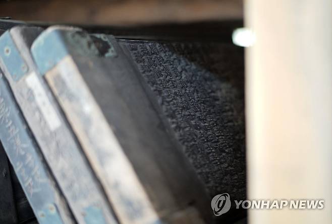 해인사 팔만대장경 (합천=연합뉴스) 김동민 기자 = 해인사가 10일 오후 경남 합천군 해인사 장경판전 법보전에서 팔만대장경을 공개하고 있다. 해인사는 팔만대장경을 19일부터 매주 토, 일요일 일반에게 공개한다고 밝혔다. 2021.6.10 image@yna.co.kr