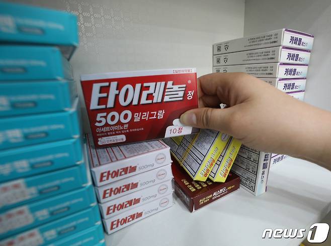 27일 오후 서울의 한 약국에서 타이레놀을 판매하고 있다.  2021.5.27/뉴스1 © News1 신웅수 기자
