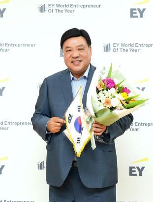 셀트리온그룹은 서정진 명예회장이 글로벌 4대 회계·컨설팅 법인 EY로부터 'EY 세계 최우수 기업가상'(EY World Entrepreneur Of The Year)을 받았다고 11일 밝혔다. 한국 기업인이 EY 세계 최우수 기업가에 선정된 건 처음이다./셀트리온 제공