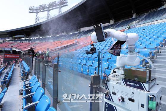 방역로봇을 통해 관중석 방역작업을 진행하는 잠실구장. 김민규 기자