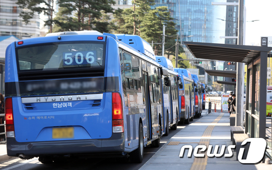 5일 서울역 버스환승센터에서 시민들이 버스를 기다리고 있다. 2021.4.5/사진 = 뉴스1