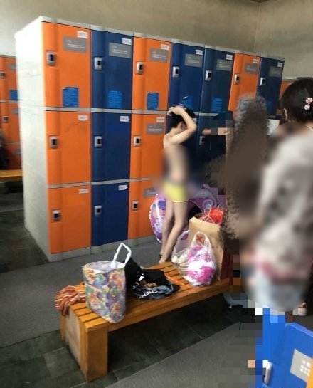 지난 8일 중국 SNS 웨이보에 10세 아들을 수영장 여성 탈의실에 데리고 들어간 한 엄마의 이야기가 올라와 누리꾼들이 분노하고 있다. /사진=뉴스1(웨이보)