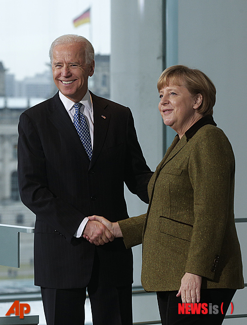 [AP/뉴시스] 2013년 2월 앙겔라 메르켈 총리와 독일을 방문한 조 바이든 미국 부통령이 총리관저에서 악수 포즈를 취하고 있다