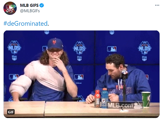 ▲ 제이콥 디그롬(왼쪽)이 다니엘 머피의 의자로 장난을 친 뒤 웃고 있다. ⓒ MLB GIFS 트위터 캡처