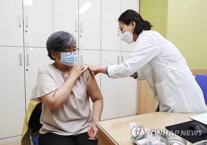 아스트라제네카 백신 1차 접종하는 정은경 청장 [연합뉴스 자료 사진]