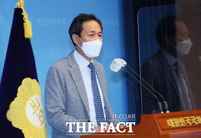우상호 더불어민주당 의원이 8일 서울 여의도 국회 소통관에서 기자회견을 하고 있다. 그는 이 자리에서 "농지법 위반 소지 토지는 지난 2013년 6월 어머니가 돌아가셔서 묘지용으로 구입한 토지"라고 해명했다. /이선화 기자