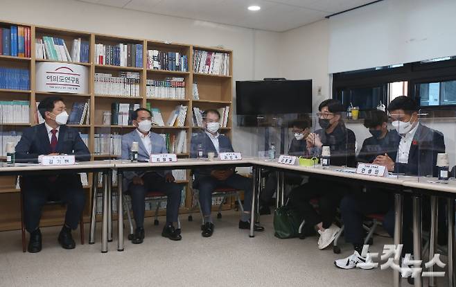 전준영 생존자 예비역 전우회장이 11일 오후 서울 영등포구 여의도연구원 회의실에서 열린 천안함 유족 및 생존장병 간담회에서 발언하고 있다. 윤창원 기자