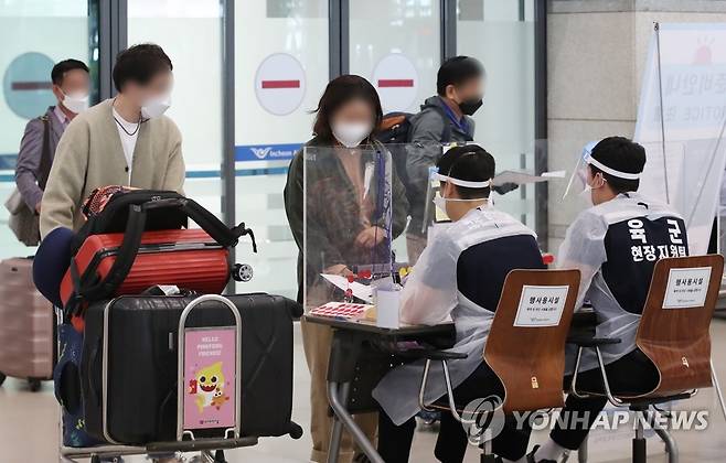 인천공항 도착한 해외입국자들 [연합뉴스 자료사진]