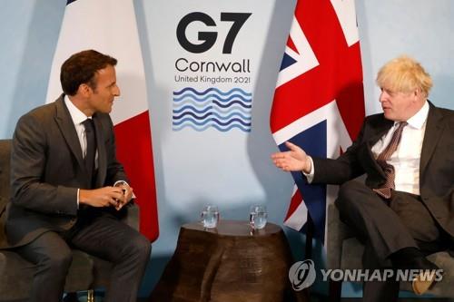 영국-프랑스 정상회담 (콘월 AFP= 연합뉴스) 보리스 존슨(오른쪽) 영국 총리와 에마뉘엘 마크롱 프랑스 대통령이 12일(현지시간) 주요 7개국(G7) 정상회담이 열리는 콘월 카비스 베이 호텔에서 만나 대화를 나누고 있다.