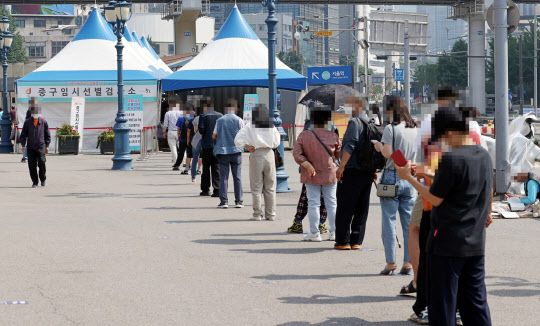 13일 오전 서울역 광장에 마련된 코로나19 임시선별검사소에서 시민들이 검사를 위해 대기하고 있다. (사진=연합뉴스)