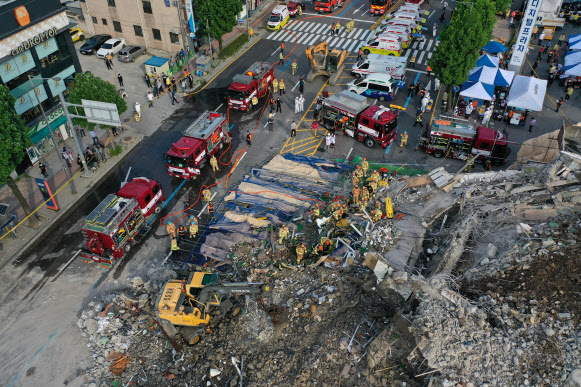 지난 9일 오후 광주 동구 학동의 철거 작업 중이던 한 건물이 붕괴한 현장에서 119 구조대원들이 구조 작업을 펼치고 있다. (사진=연합뉴스)