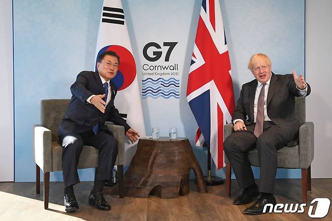 G7 정상회의 참석차 영국을 방문 중인 문재인 대통령이 13일(현지시간) 영국 콘월 카비스베이에서 보리스 존슨 영국 총리와 양자회담을 갖고 있다. 2021.6.13/뉴스1 © AFP=뉴스1