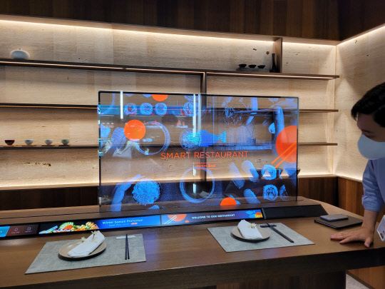 LG디스플레이 마곡 전시관 내 '레스토랑 존'에 투명 OLED 디스플레이가 전시돼 있다. <전혜인 기자>