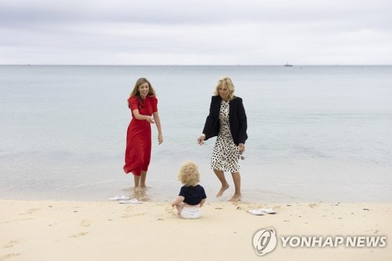11일(현지시간) 미국 조 바이든 대통령 부인 질 바이든 여사와 영국 보리스 존슨 총리 부인 캐리 존슨 여사가 존슨 총리의 아들과 함께 해변에서 시간을 보내고 있다. [영국 총리실]