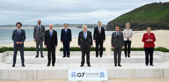 11일(현지시간) 영국 남서부 콘월의 카비스베이에서 막을 올린 주요 7개국(G7) 정상회의에서 참가국 정상들이 단체 기념사진 촬영을 위해 포즈를 취하고 있다. 사진 왼쪽부터 쥐스탱 트뤼도 캐나다 총리, 샤를 미셸 유럽연합(EU) 정상회의 상임의장, 조 바이든 미국 대통령, 스가 요시히데 일본 총리, 보리스 존슨 영국 총리, 마리오 드라기 이탈리아 총리, 에마뉘엘 마크롱 프랑스 대통령, 우르줄라 폰데어라이엔 EU 집행위원장, 앙겔라 메르켈 독일 총리/사진=AFP