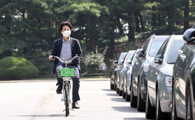 국민의힘 이준석 대표가 13일 공유형 자전거 따릉이를 타고 국회에 출근하고 있다. 공동취재사진