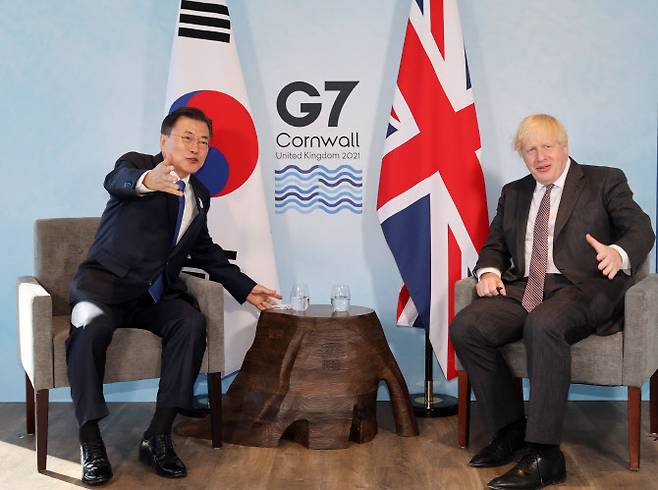 G7 정상회의 참석차 영국을 방문 중인 문재인 대통령이 13일(현지시간) 영국 콘월 카비스베이에서 열린 보리스 존슨 영국 총리와 양자회담에서 대화하고 있다. (사진=연합뉴스)
