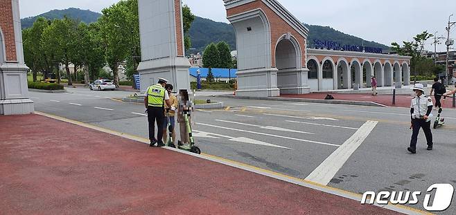 충북경찰청은 14일 청주 시내 11개 지점에서 개인형 이동장치 법규위반 합동 단속을 했다.2021.6.14/© 뉴스1 조준영 기자