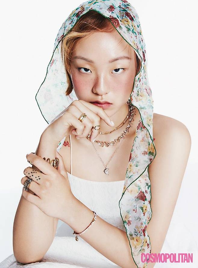 드레스 가격미정 끌로디 피에로. 헤드 스카프 4만8천원 고로고라. 초커 가격미정 셀린느. 목걸이 (위부터)78만원 젬앤페블스. 6만9천원 빈티지헐리우드. 팔찌 (오른팔)62만원 젬앤페블스. (왼팔)가격미정 루이 비통. 반지 (오른손, 왼쪽부터)2만5천원 앤아더스토리즈. 4만7천원 앵브록스. (왼손)62만원 디올.