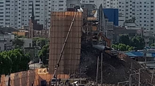 지난 9일 오후 광주시 동구 학동4구역 재개발지역 5층 건물이 붕괴되기 한시간 전 장면. <한겨레> 자료사진