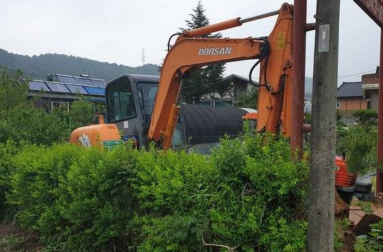 안점상(64)씨의 굴착기가 집 마당에 녹슨 채 방치돼 있다. 그는 '김제 마늘밭 사건' 이후 생업을 포기했다. 김제=김준희 기자