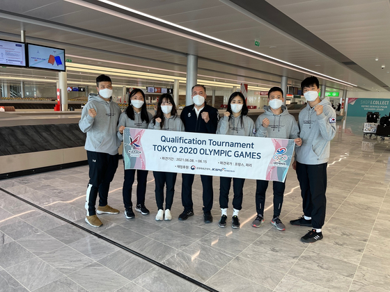 The national karate team arrives at the Paris Charles de Gaulle Airport on Tuesday to get ready for the Karate 2020 Olympic Qualification Tournament that takes place in Paris from Friday to Sunday. [KOREA KARATE FEDERATION]