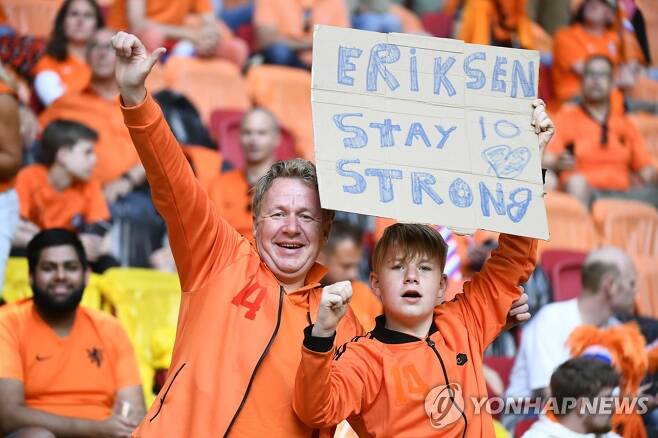 에릭센 쾌유 세리머니를 펼치는 네덜란드 축구팬 (로이터=연합뉴스)