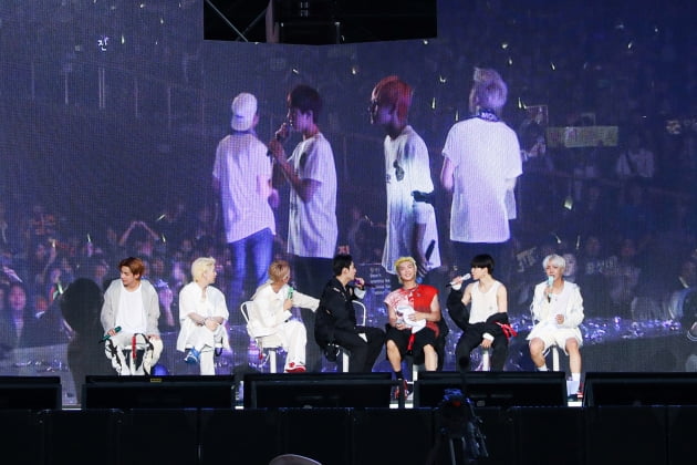 The 21st Century Pop Icon BTS spent a special time with the former World Amy (ARMY) through a fan meeting bts 2021 MUSTER Small Space performance.BTS held a fan meeting bts 2021 MUSTER Microspace to commemorate the 8th anniversary of DeV on the 13th and 14th.The performance, which featured a spectacular stage set and colorful composition, was a festival for BTS and former World fans, especially this performance, which will be all Love Live on the outdoor stage!The BTS performed a total of 15 songs, including an encore song, for about 130 minutes each performance, and it was possible to convey a vivid sense of presence even in the regret of online streaming.bts 2021 MUSTER Microspace is Love Live!The sound and camera production that are faithful to the basics of the performance added a sense of liberation and vitality different from the online concert. In addition to high-definition multi-views where fans can select and appreciate the screen they want to see from the six screens in real time, Amy Signal, Amy in ECCO (ARMY IN ECHO), Amy on Air and so on.The online streaming-based performance was watched by a total of 1.33 million people in 195 countries/regions in two days.The beginning of adventure: Amy Signal (ARMY Signal)The concept of the BTS 2021 MUSTER microspace, which was held in two years following the 2019 bts 5TH MUSTER [MAGIC SHOP], is adventure.The BTS, which is in a strange atmosphere somewhere, started to travel to the liberation area, and the curtain of the 8th anniversary fan meeting was held.The stage set in the open open open air was decorated with various planets like the title of Shosso Space, giving a feeling of coming to a huge fantasy world.The stage, which symbolized the number 8 in commemoration of the 8th anniversary of DeV, implied a deeper meaning with the symbol of infinite symbols.BTS appeared on stage with a series of title songs Life Goes On of the album BE released last November, Butter, a digital single released recently, and Dynamite released last August.The members greeted the former World fans in turn and expressed their feelings of holding bts 2021 MUSTER Small Space with a lot of emotions.The seven members said, We came to meet Amy, our liberation zone.What we need is a signal to tell us where Amy is, and we talked about the articles and photos posted on various SNS.Moment for MUSTER only: First release of seven-person version!The bts 2021 MUSTER Microspace focuses on making fans feel the vivid presence of enjoying and breathing with BTS at the concert hall, so they introduced audience participation technologies such as Amy in ECCO and Amy on Air, which are fan events, and gave the audience a live feeling that they are in the actual concert hall.On the large monitor installed under the stage, the former World Amy enjoying the bts 2021 MUSTER Small Space was displayed on the screen, and it was as if the fans were in the actual theater.In addition, an event was planned to listen to the voices of fans who sang along with BTS songs or recorded official cheering methods during the performance.In the performance, I was able to feel the bond between BTS and Amy with the energetic energy.BTS listened to the cheers of former World fans and enthusiastically sang sickness, burning and So What, and after the stage, they admired it as impression.BTS also set the stage for the unit stage only for bts 2021 MUSTER Small Space.RM, Jean and Jungkook were breathing with Stay, while Suga and Jay-Hop, Jimin and V called How to Travel My Room.The Stay stage added a different charm to the performance using the stand microphone, and in the case of How to travel to my room, the Amys Room, which was unveiled in February, was implemented as a stage set and attracted fans attention.BTS selected Director, Daechita and IDOL on the first day, and on the second day, Film out, Checken Noodle Soup and Later were selected.Especially, special performance was first released for fans.Sugas AND1 D-2 title song Daechita released last year and Jay Hops AND1 Chicken Noodle Soup released in 2019 were reinterpreted as a seven-member version, which received a hot response from former World fans.BTS and Amys eternal Small Space: Amy Time (ARMY TIME)The end of the performance was filled with songs that made bts 2021 MUSTER Microspace more special.After Wishing on a star, A Supplementary Story: You Never Walk Alone and Small Space, BTS and Amy completed a special small space together.BTS said: I was really happy and happy today, Im looking forward to Agnaldo Timóteo, who can breathe in one space quickly, and I want to meet you as soon as possible because things are okay.I hope you will all work hard until Agnaldo Timóteo, which has a good day. After the performance, he said, The deeper the night, the brighter the light.I hope you will not forget that we are constantly sending light to us, and we are looking for each other. Emergency breaking news: A gift for AmyThe end of BTS 2021 MUSTER microcosm was another start.After the performance, BTS released a special video that conveyed news breaking news, raising expectations for former World fans to the full.BTS later announced on the 15th that it will release a single CD Butter on the 9th of next month through the fan community platform Weverse at 0:00.The single CD Butter includes a new song along with the digital single Butter released last month.It is a gift-like album prepared by BTS on July 9, the day of the official name of BTSs fandom Amy, Amys birthday.a fairy tale that children and adults hear togetherstar behind photoℑat the same time as the latest issue