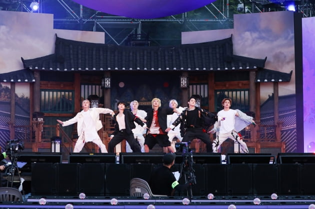 The 21st Century Pop Icon BTS spent a special time with the former World Amy (ARMY) through a fan meeting bts 2021 MUSTER Small Space performance.BTS held a fan meeting bts 2021 MUSTER Microspace to commemorate the 8th anniversary of DeV on the 13th and 14th.The performance, which featured a spectacular stage set and colorful composition, was a festival for BTS and former World fans, especially this performance, which will be all Love Live on the outdoor stage!The BTS performed a total of 15 songs, including an encore song, for about 130 minutes each performance, and it was possible to convey a vivid sense of presence even in the regret of online streaming.bts 2021 MUSTER Microspace is Love Live!The sound and camera production that are faithful to the basics of the performance added a sense of liberation and vitality different from the online concert. In addition to high-definition multi-views where fans can select and appreciate the screen they want to see from the six screens in real time, Amy Signal, Amy in ECCO (ARMY IN ECHO), Amy on Air and so on.The online streaming-based performance was watched by a total of 1.33 million people in 195 countries/regions in two days.The beginning of adventure: Amy Signal (ARMY Signal)The concept of the BTS 2021 MUSTER microspace, which was held in two years following the 2019 bts 5TH MUSTER [MAGIC SHOP], is adventure.The BTS, which is in a strange atmosphere somewhere, started to travel to the liberation area, and the curtain of the 8th anniversary fan meeting was held.The stage set in the open open open air was decorated with various planets like the title of Shosso Space, giving a feeling of coming to a huge fantasy world.The stage, which symbolized the number 8 in commemoration of the 8th anniversary of DeV, implied a deeper meaning with the symbol of infinite symbols.BTS appeared on stage with a series of title songs Life Goes On of the album BE released last November, Butter, a digital single released recently, and Dynamite released last August.The members greeted the former World fans in turn and expressed their feelings of holding bts 2021 MUSTER Small Space with a lot of emotions.The seven members said, We came to meet Amy, our liberation zone.What we need is a signal to tell us where Amy is, and we talked about the articles and photos posted on various SNS.Moment for MUSTER only: First release of seven-person version!The bts 2021 MUSTER Microspace focuses on making fans feel the vivid presence of enjoying and breathing with BTS at the concert hall, so they introduced audience participation technologies such as Amy in ECCO and Amy on Air, which are fan events, and gave the audience a live feeling that they are in the actual concert hall.On the large monitor installed under the stage, the former World Amy enjoying the bts 2021 MUSTER Small Space was displayed on the screen, and it was as if the fans were in the actual theater.In addition, an event was planned to listen to the voices of fans who sang along with BTS songs or recorded official cheering methods during the performance.In the performance, I was able to feel the bond between BTS and Amy with the energetic energy.BTS listened to the cheers of former World fans and enthusiastically sang sickness, burning and So What, and after the stage, they admired it as impression.BTS also set the stage for the unit stage only for bts 2021 MUSTER Small Space.RM, Jean and Jungkook were breathing with Stay, while Suga and Jay-Hop, Jimin and V called How to Travel My Room.The Stay stage added a different charm to the performance using the stand microphone, and in the case of How to travel to my room, the Amys Room, which was unveiled in February, was implemented as a stage set and attracted fans attention.BTS selected Director, Daechita and IDOL on the first day, and on the second day, Film out, Checken Noodle Soup and Later were selected.Especially, special performance was first released for fans.Sugas AND1 D-2 title song Daechita released last year and Jay Hops AND1 Chicken Noodle Soup released in 2019 were reinterpreted as a seven-member version, which received a hot response from former World fans.BTS and Amys eternal Small Space: Amy Time (ARMY TIME)The end of the performance was filled with songs that made bts 2021 MUSTER Microspace more special.After Wishing on a star, A Supplementary Story: You Never Walk Alone and Small Space, BTS and Amy completed a special small space together.BTS said: I was really happy and happy today, Im looking forward to Agnaldo Timóteo, who can breathe in one space quickly, and I want to meet you as soon as possible because things are okay.I hope you will all work hard until Agnaldo Timóteo, which has a good day. After the performance, he said, The deeper the night, the brighter the light.I hope you will not forget that we are constantly sending light to us, and we are looking for each other. Emergency breaking news: A gift for AmyThe end of BTS 2021 MUSTER microcosm was another start.After the performance, BTS released a special video that conveyed news breaking news, raising expectations for former World fans to the full.BTS later announced on the 15th that it will release a single CD Butter on the 9th of next month through the fan community platform Weverse at 0:00.The single CD Butter includes a new song along with the digital single Butter released last month.It is a gift-like album prepared by BTS on July 9, the day of the official name of BTSs fandom Amy, Amys birthday.a fairy tale that children and adults hear togetherstar behind photoℑat the same time as the latest issue