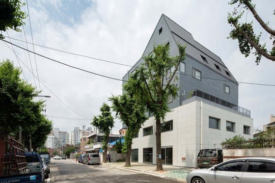 하나의 주택협동조합이 소유하고 있는 서울 서대문구 남가좌동의 주택 '하심재'의 모습. 마을과 함께 쓰는 공유공간을 두고 8가구가 사는 이 집에 올해 종부세 4600만원이 부과될 예정이다. ［사진 노경 작가］