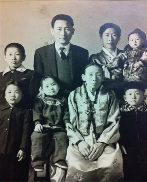 1960년대에 촬영한 최운산의 유족과 후손들의 사진. 앞줄에 한복을 입고 앉아 있는 사람이 최운산의 부인 김성녀. 뒷줄에 아들 최봉우 부부가 서 있다. 최운산장군기념사업회 제공