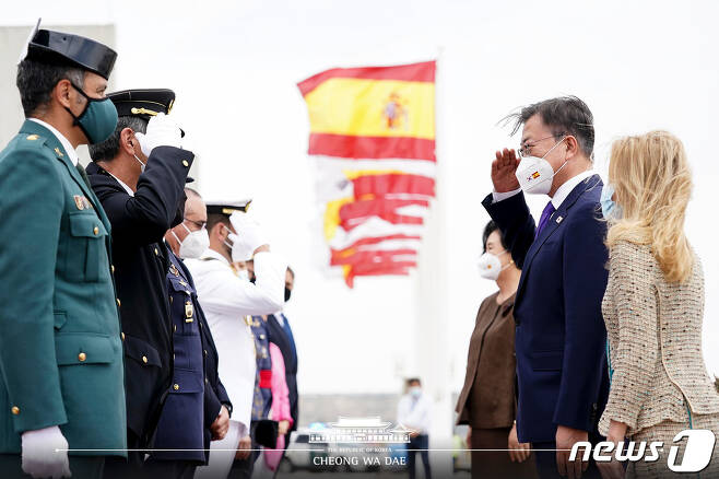 스페인을 국빈방문한 문재인 대통령과 부인 김정숙 여사가 15일(현지시간) 스페인 마드리드 바라하스 국제공항에 도착해 공군1호기에서 내리며 환영인사들과 인사하고 있다. (청와대 페이스북) 2021.6.16/뉴스1