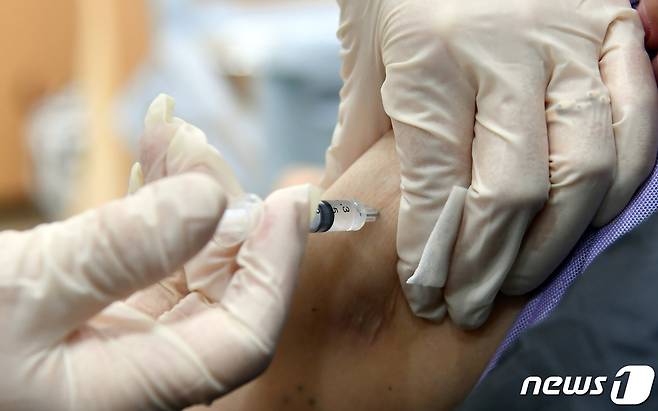 부산 해운대구 보건소에서 아스트라제네카(AZ) 백신 접종이 실시되고 있다.(사진은 기사의 특정 사실과 관련이 없음)(사진공동취재단) 2021.2.26 © 뉴스1