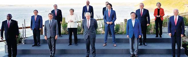 지난 12일 영국 콘월에서 촬영한 G7 정상회의 단체 사진