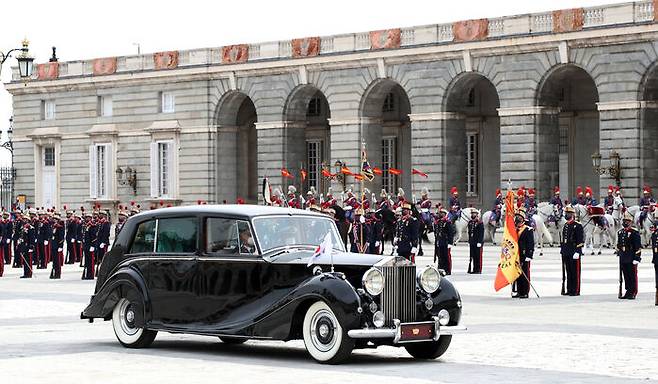 문 대통령 부부는 스페인 공식 환영식에 롤스로이스 팬텀Ⅳ를 타고 등장했습니다.