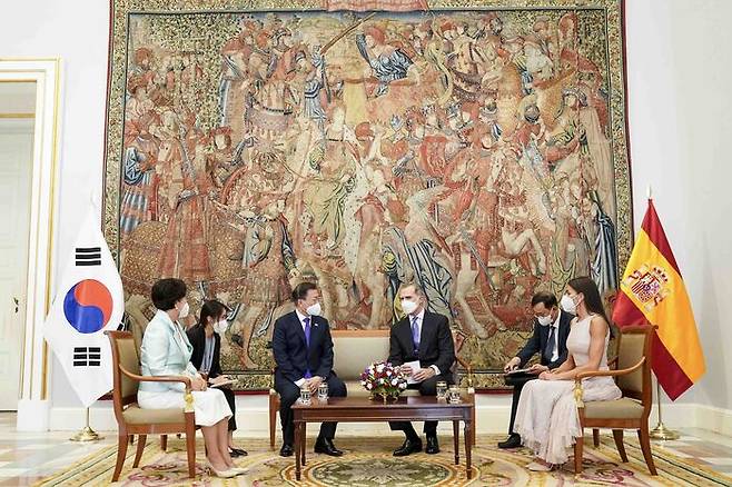 문 대통령이 마드리드 왕궁에서 열린 공식 환영식에서 펠리페 6세 국왕과 환담했습니다.