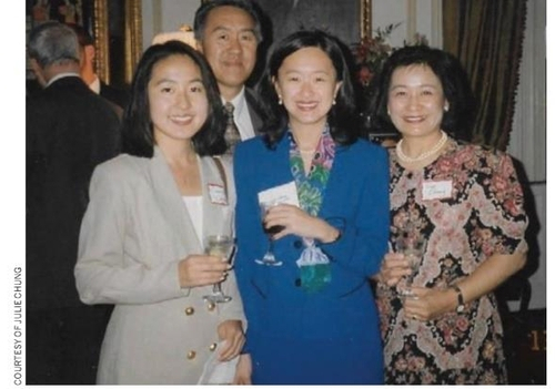 줄리 지윤 정(오른쪽 두 번째)이 지난 1996년 가족들과 함께 찍은 사진. /미국외교관협회 외교저널 2009년 9월호