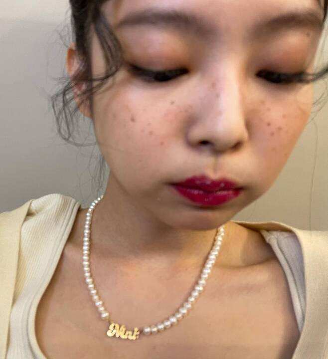 Seoul = = BLACKPINK member Jenny Kim presented the Hamburger Mukbang with the tomboy concept.Jenny Kim posted a photo on her Instagram on Thursday with an article entitled Time to eat Hamburger after work.The photo shows Jenny Kim eating a hamburger with freckle make-up, with Jenny Kim looking playfully.In the ensuing photo, Jenny Kim is taking a close-up selfie with a hamburger in her mouth.Jenny Kim, who is also emitting a unique beauty in the concept of tomboys, attracts attention.Meanwhile, BLACKPINK, which includes Jenny Kim, is about to release the movie BLACKPINK the Movie, which celebrates the 5th anniversary of DeV in August.
